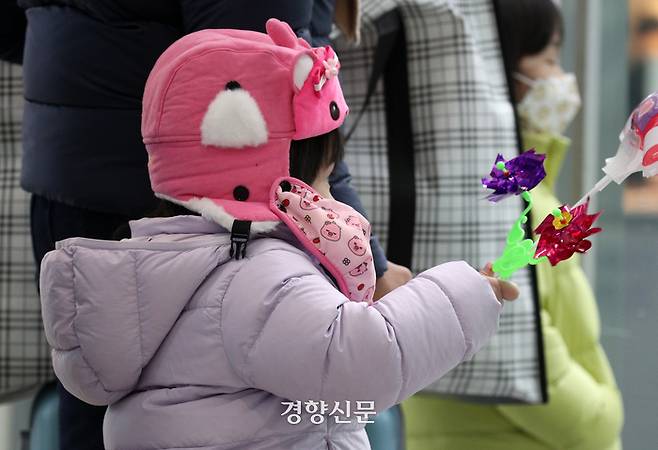 실내 마스크 착용 해제 시행을 하루 앞둔 29일 서울 중구 서울역 안에서 한 어린이의 마스크가 귀에 걸려있다. 권도현 기자