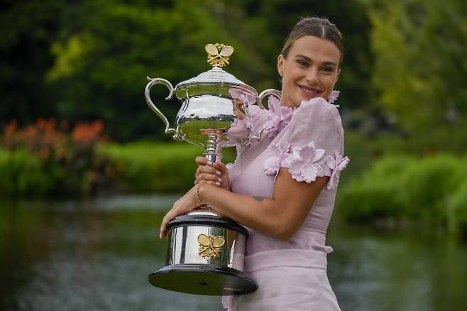 우승 트로피를 안고 기뻐하는 사발렌카. 멜버른 | AP연합뉴스