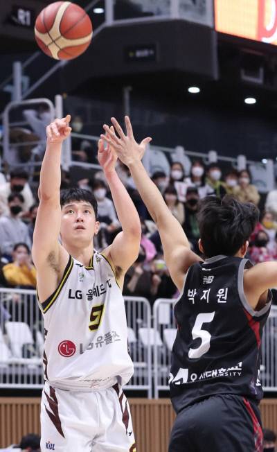 LG 정희재가 29일 수원 KT전에서 슛을 쏘고 있다. KBL 제공