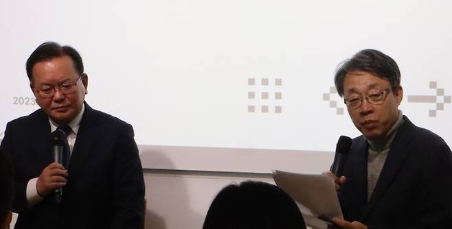김부겸 전 국무총리(왼쪽)가 28일 서울 ‘정치학교 반전’에서 김성식 반전 운영위원장과 대담을 하고 있다. 정치학교 반전 제공