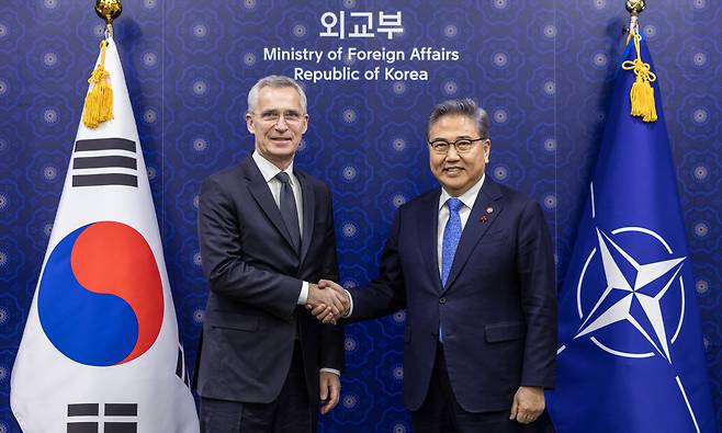 Foreign Minister Park Jin (right) and NATO Secretary-General Jens Stoltenberg hold talks at the Foreign Ministry headquarters on Sunday. (Yonhap)