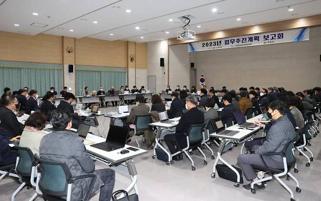 경북 의성군은 28일 친환경기술보급센터에서 간부공무원 및 주무팀장 등 100명이 참석한 가운데 새해 첫 ‘주요업무계획 보고회’를 가졌다. (의성군 제공) 2023.01.28