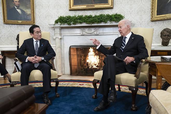 지난 13일 조 바이든 미국 대통령(오른쪽)이 기시다 후미오 일본 총리와 백악관에서 정상회담을 열고 대중 반도체 수출 통제 동참을 요구하고 있다.  【로이터연합뉴스】