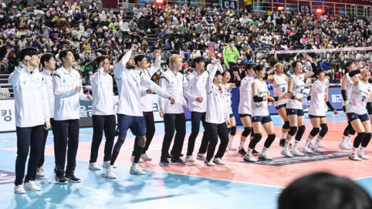 Z스타의 남녀 선수들이 29일 인천삼산월드체육관에서 열린 V리그 올스타전에서 함께 세리머니하고 있다. 한국배구연맹 제공