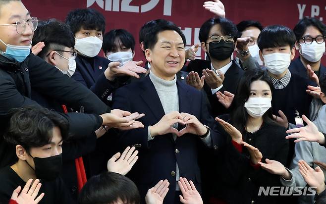 [서울=뉴시스] 추상철 기자 = 국민의힘 당권주자인 김기현 의원이 29일 오전 서울 여의도 국회에서 열린 '청년 Y.P.T 발대식'에서 참석자와 함께 기념촬영을 하고 있다. 2023.01.29. scchoo@newsis.com