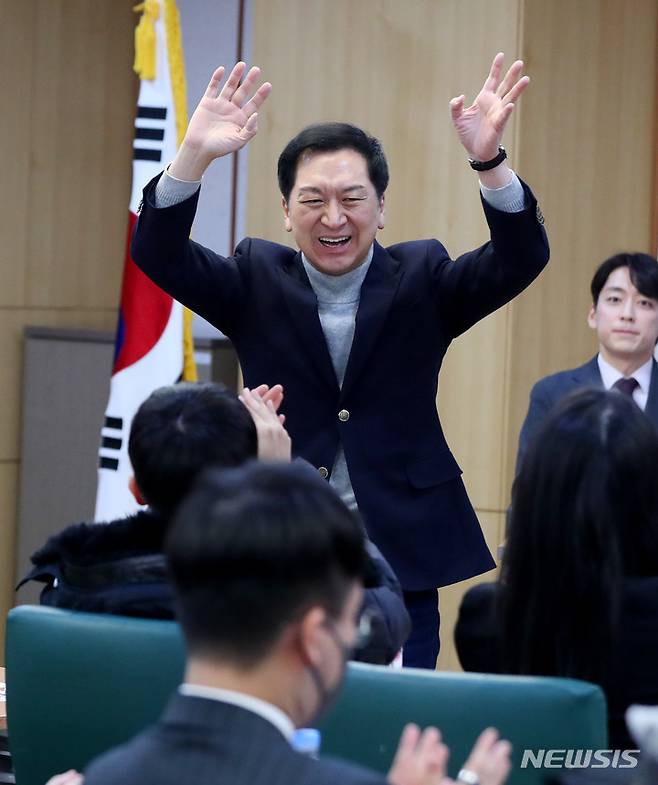 [서울=뉴시스] 추상철 기자 = 국민의힘 당권주자인 김기현 의원이 29일 오전 서울 여의도 국회에서 열린 '청년 Y.P.T 발대식'에서 참석자를 향해 손을 흔들고 있다. 2023.01.29. scchoo@newsis.com