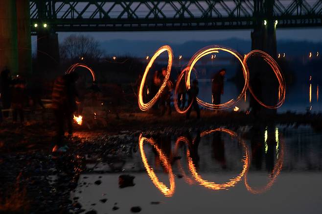 [대전=뉴시스]조명휘 기자 = 지난 2019년 2월 16일 일린 ‘제23회 신탄진대보름쥐불놀이 축제’에 참여한 시민들이 쥐불놀이를 하고 있다. (사진= 대덕구청 제공) *재판매 및 DB 금지