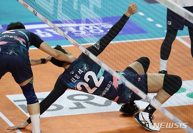 [인천=뉴시스] 김금보 기자 = 29일 오후 인천 삼산월드체육관에서 열린 도드람 2022~2023 V-리그 올스타전 경기, 신영석이 익살스러운 세레모니를 하고 있다. 2023.01.29. kgb@newsis.com