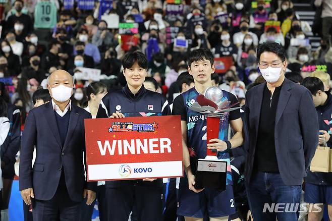[인천=뉴시스] 김금보 기자 = 29일 오후 인천 삼산월드체육관에서 열린 도드람 2022~2023 V-리그 올스타전 경기, 우승을 차지한 M스타팀 김희진과 한선수가 트로피를 들고 기념촬영하고 있다. 2023.01.29. kgb@newsis.com
