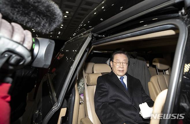 [서울=뉴시스] 김근수 기자 = 지난 28일 밤 서울 서초구 서울중앙지검에서 이재명 더불어민주당 대표가 소환조사를 마치고 차량에 탑승하고 있다. 2023.01.28. ks@newsis.com