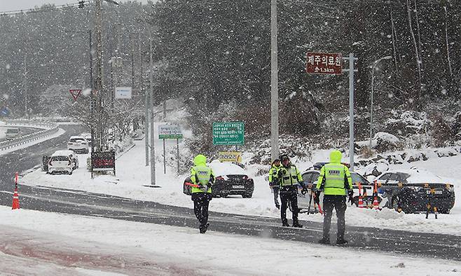 지난 28일 제주시 아라동 제주대학교 입구 사거리에서 경찰들이 5·16도로 방향으로 가는 차량들을 통제하고 있다. 뉴시스