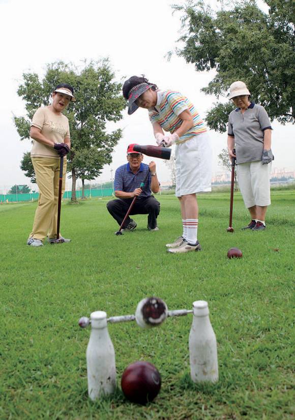 서울 한강가족공원 이촌지구의 우드볼장에서 노인들이 우드볼경기를 즐기고 있다. ⓒ시사저널 사진자료