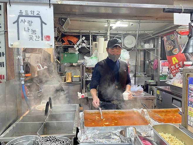 (고양=연합뉴스) 권숙희 기자 = 지난 19일 경기 고양시 일산동구의 한 분식집에서 백동민(51) 대표가 떡볶이를 판매하고 있다. 2023.1.29