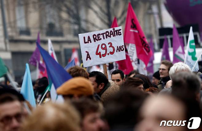 19일(현지시간) 프랑스 파리에서 연금 개혁 시위 및 파업이 일어나고 있다. 시위대가 든 팻말에는 프랑스 헌법 제49조3항을 의미하는 글귀가 적혔다. ⓒ 로이터=뉴스1 ⓒ News1 권진영 기자