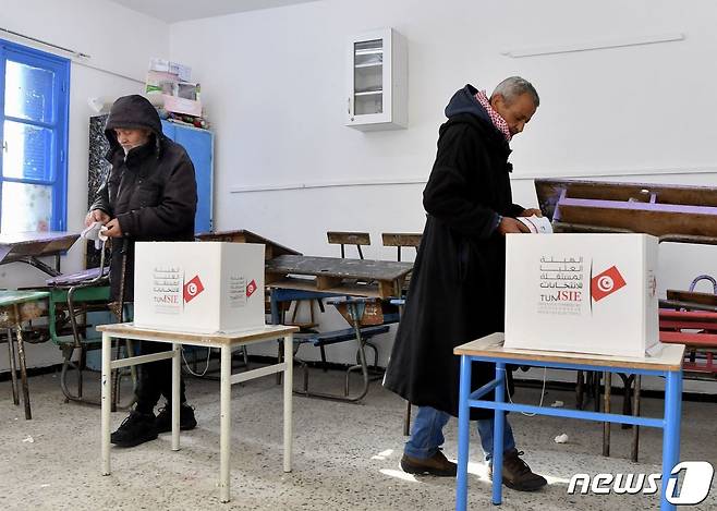 29일(현지시간) 튀니지 에타드하멘 투표소에서 열린 총선 재투표 모습. 이날 투표는 앞서 지난달 실시된 총선 투표율이 11.2%에 그치자 '전면 보이콧'으로 판단돼 다시 열린 것인데, 재투표에도 불구하고 투표율이 11.3%로 나타났다. 2023. 1. 29. ⓒ AFP=뉴스1 ⓒ News1 최서윤 기자