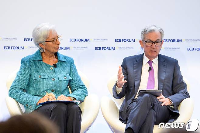 제롬 파월 미국 연준 의장(오른쪽)과 크리스틴 라가르드 유럽중앙은행(ECB) 총재ⓒ 로이터=뉴스1