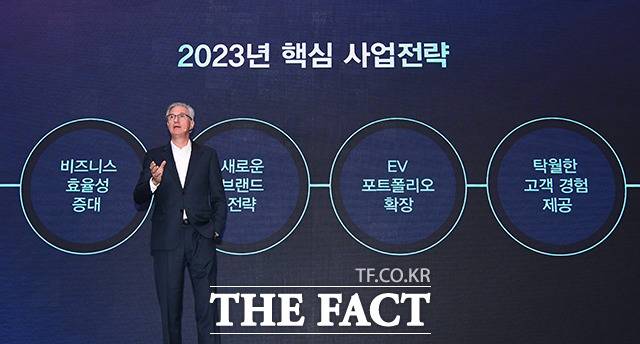 로베르토 럼펠 GM사장 겸 CEO가 30일 오전 서울 영등포구 콘래드 호텔에서 열린 GM 신년 기자간담회에 참석해 2023년 사업전략 등을 발표하고 있다. /이동률 기자