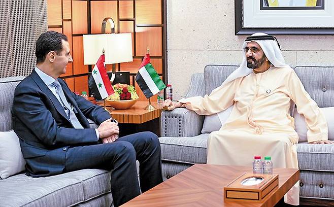 바샤르 알아사드(왼쪽) 시리아 대통령이 지난해 3월 UAE를 방문해 무함마드 빈 라시드 알 막툼 총리와 대화하고 있다. 아사드의 아랍국 방문은 이때가 처음이었다. /EPA 연합뉴스