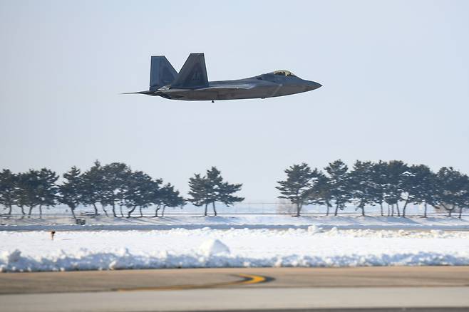 한미 연합공군훈련을 위해 한반도에 전개한 미국 F-22 전투기가 군산기지에 착륙하고 있다.(사진은 기사 내용과 무관함) /뉴스1