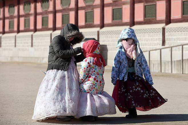 전국에 한파특보가 발령된 24일 서울 종로구 경복궁을 찾은 관광객들이 옷깃을 여미고 있다. /뉴스1