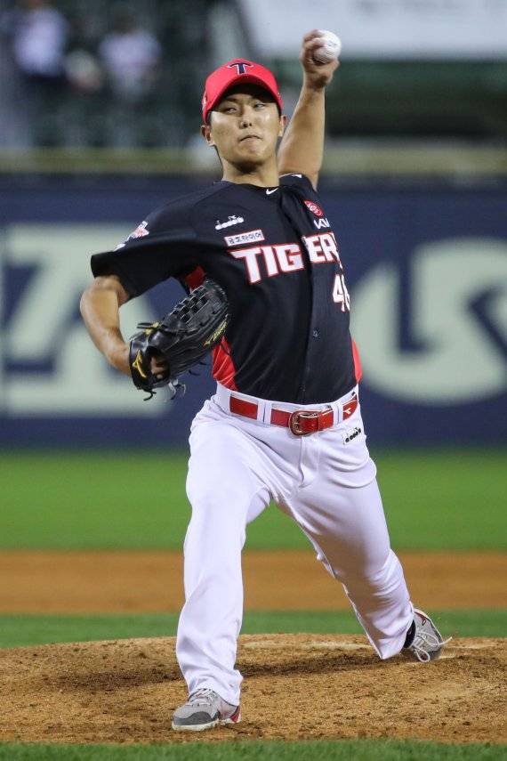 서울 송파구 잠실야구장에서 열린 2022 프로야구 KIA타이거즈와 LG 트윈스의 경기, 2회 말 KIA 선발투수 이의리가 역투하고 있다. (뉴스1)