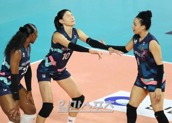 2022~23 V리그 올스타전이 29일 오후 인천삼산월드체육관에서 열렸다. 김연경이 상대 팀의 댄스세레머니를 따라하고 있다. 인천=김민규 기자 
