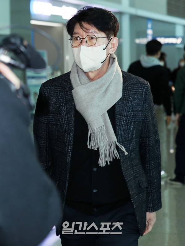 이강철 WBC 대표팀 감독이 지난 27일 인천국제공항을 통해 출국하고 있다. 인천공항=서병수 기자