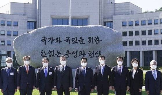 2021년 6월 당시 문재인 대통령이 국가정보원에서 새 원훈석(신영복체) 제막을 마치고 참석자들(당시 직책)과 기념촬영하고 있다. 왼쪽부터 정해구 경제인문사회 연구회 이사장, 서훈 국가안보실장, 김경협 국회 정보위원장(민주당), 문 대통령, 박지원 국정원장, 윤형중 국정원 1차장, 박정현 국정원 2차장, 김선희 국정원 3차장, 박선원 국정원 기조실장. 정 이사장은 2017년 6월 '국정원 개혁발전위원회' 위원장을 맡아 국가 기밀이 들어 있는 국정원 메인 서버를 열람했다는 이유로 시민단체에 의해 고발됐다. [청와대, 연합뉴스]