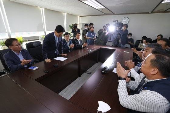 김문수 경제사회노동위원장이 지난해 10월 6일 오전 서울 여의도 한국노총을 방문해 김동명 위원장을 비롯한 관계자들에게 인사하고 있다. 뉴스1