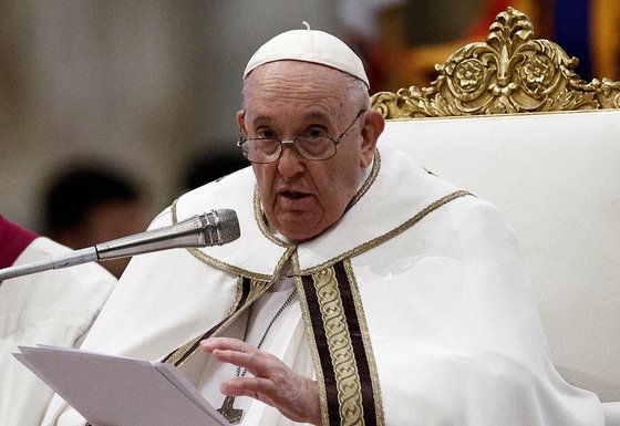 프란치스코 교황은 사상자가 잇따르는 이스라엘-팔레스타인 갈등 상황에 대해 '죽음의 소용돌이'라고 규탄하며 평화를 호소했다. 사진은 교황이 지난 25일 이탈리아 로마에서 베스퍼 기도회에 참석하고 있는 모습. 로이터=연합뉴스