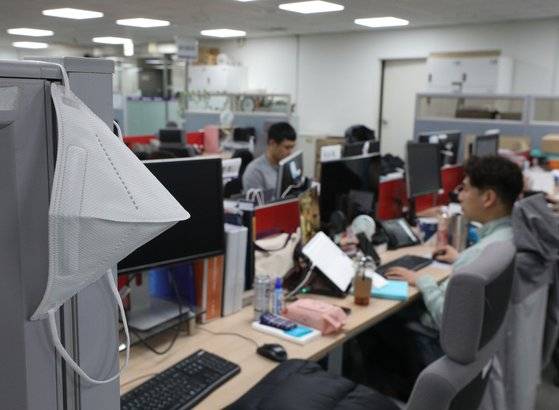 실내 마스크 착용 의무가 해제된 30일 서울 종로구 하나투어 본사에서 직원들이 마스크를 벗고 업무를 보고 있다. 뉴스1