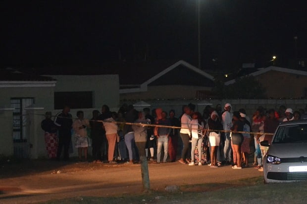 30일(현지시간) 남아프리카공화국 이스턴케이프주 게베하의 한 가정집에 무장 괴한 2명이 침입, 총기를 난사해 8명이 숨지고 3명이 크게 다쳤다. 사진은 사건이 발생한 주택 주변에 사람들이 모여든 모습. /사진=AFP