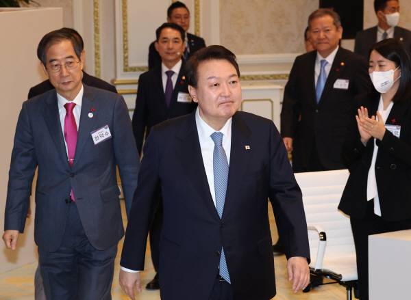 윤석열 대통령이 지난 27일 청와대 영빈관에서 열린 통일부·행정안전부·국가보훈처·인사혁신처 업무보고에 한덕수 국무총리, 이상민 행정안전부 장관 등과 함께 입장하고 있다. 연합뉴스