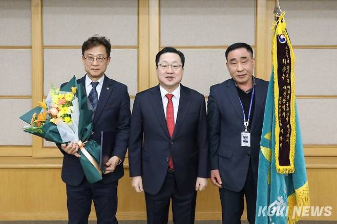 (왼쪽부터)최진석 대전시 상수도사업본부장, 이장우 대전시장, 송익수 대전시 상수도사업본부 수질관리과장. 사진=대전시.