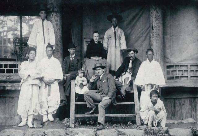 1891년 모펫 선교사(왼쪽 네 번째)가 휴가차 방문한 남한산성에서 동료 선교사, 조선인들과 사진 촬영을 한 장면. 서울역사박물관 제공