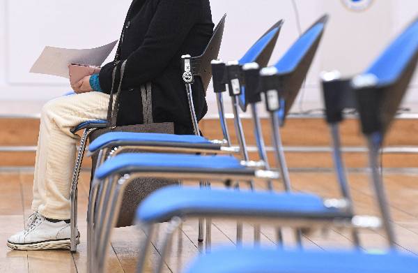 지난해 12월 7일 서울 영등포아트홀에서 열린 2021 영등포구 취업박람회에서 구직자들이 면접을 기다리고 있다. 이한결 기자