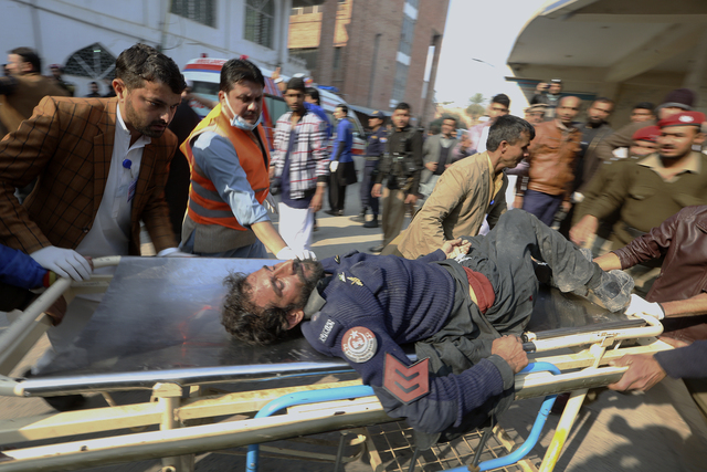 30일(현지시간) 파키스탄 북서부 페샤와르에 위치한 모스크(이슬람사원)에서 발생한 자살 폭탄 테러의 부상자가 들것에 실려 병원으로 이송되고 있다. AP연합뉴스