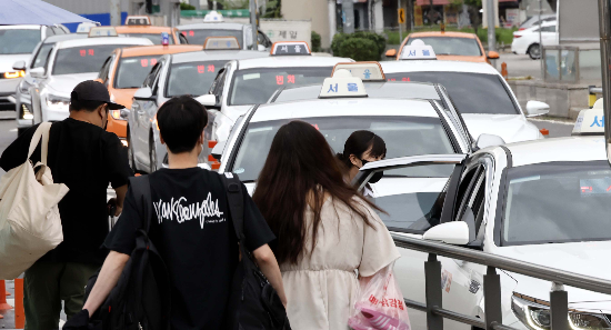 서울역 택시 승강장에서 시민들이 택시에 탑승하고 있다. (매경DB)
