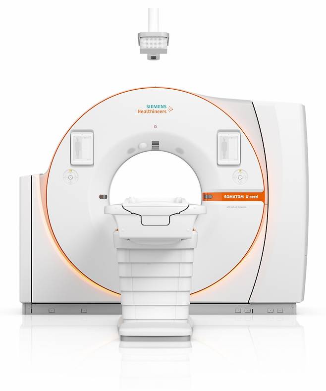 폐암의 조기 진단에 가장 널리 활용되는 검사법은 저선량 폐CT다. 방사선 피폭량을 줄이면서 검사의 속도·정확도를 높이는 게 관건이다. 사진은 지멘스 헬시니어스가 선보인 폐CT 장비인 '소마톰 엑시드'. / 사진=지멘스 헬시니어스