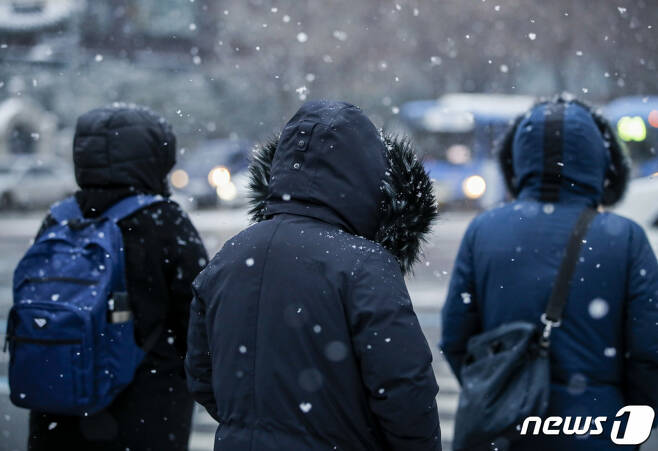 중부지방을 중심으로 많은 눈이 내리고 있는 26일 오전 서울 세종대로사거리에서 시민들이 내리는 눈을 막기위해 모자를 쓰고 이동하고 있다. /사진=뉴스1