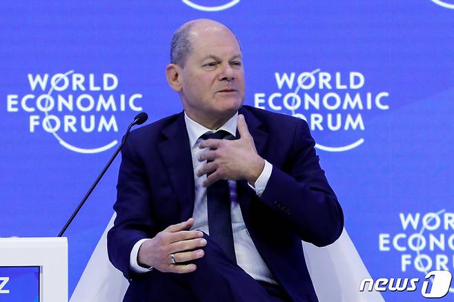 (다보스 로이터=뉴스1) 우동명 기자 = 올라프 숄츠 독일 총리가 18일(현지시간) 스위스 다보스에서 열린 세계 경제 포럼(WEF)에 참석해 발언을 하고 있다.  ⓒ 로이터=뉴스1  Copyright (C) 뉴스1. All rights reserved. 무단 전재 및 재배포 금지.