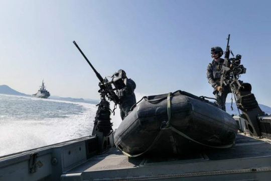 주한미특수전사령부(SOCKOR)가 공개한 한국과 미국, 영국 해군 연합훈련 모습. 주한미특수전사령부 페이스북