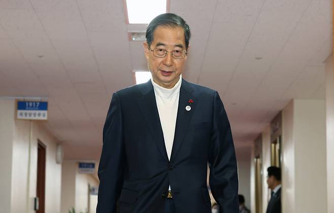 한덕수 국무총리가 30일 오전 정부서울청사에서 열린 국무회의에서 마스크를 벗고 입장하고 있다. [연합]