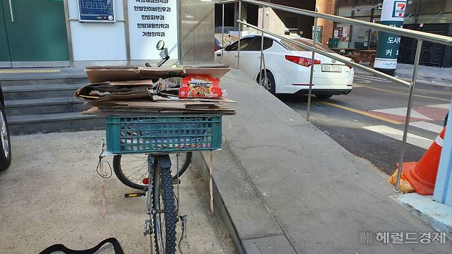 노인들의 폐지수거용 자전거가 쓸쓸히 서 있다. 서인주 기자