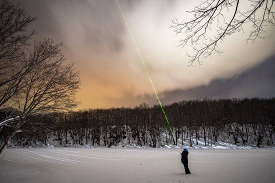 울릉도찾은 한 관광객이 은빛 설경을 배경으로 불꽃놀이 를 하고 있다.(울릉군 제공)