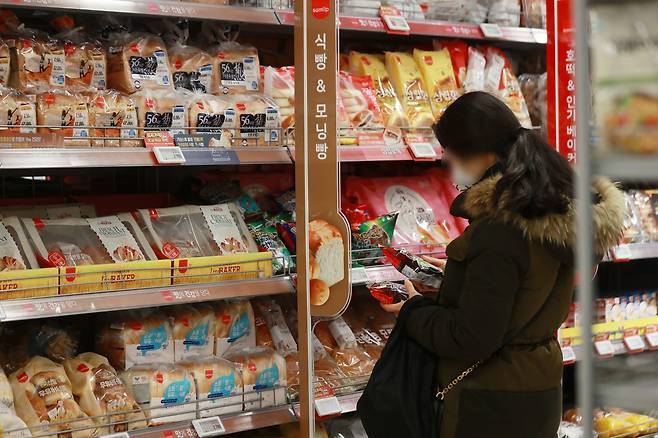식품·프랜차이즈 업체들이 설 연휴 직후 잇달아 제품 가격 인상을 예고하고 있다. 서울 시내 한 대형마트에 진열된 SPC삼립 빵 제품. [연합]