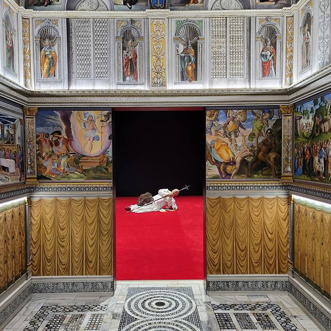 시스티나 성당을 작게 제작한 '무제(2018)' 너머로 운석에 쓰러진 교황 '아홉 번째 시간'(1999)이 보인다. [헤럴드 DB]
