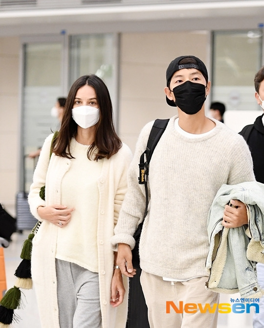 2022년 12월 이젠 아내가 된 케이티 루이스 사운더스(왼쪽)와 동반 귀국하는 송중기를 공항에서 포착했다.