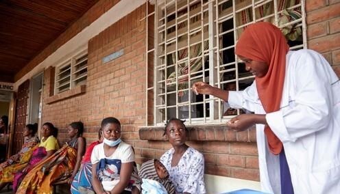 콜레라 백신을 설명하는 말라위 의사와 환자들의 모습. 연합뉴스