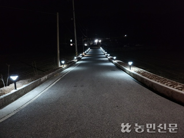 친환경 태양광 발광다이오드(LED) 조명등이 설치된 경남 거창군 주상면의 한 마을 진입로 모습.